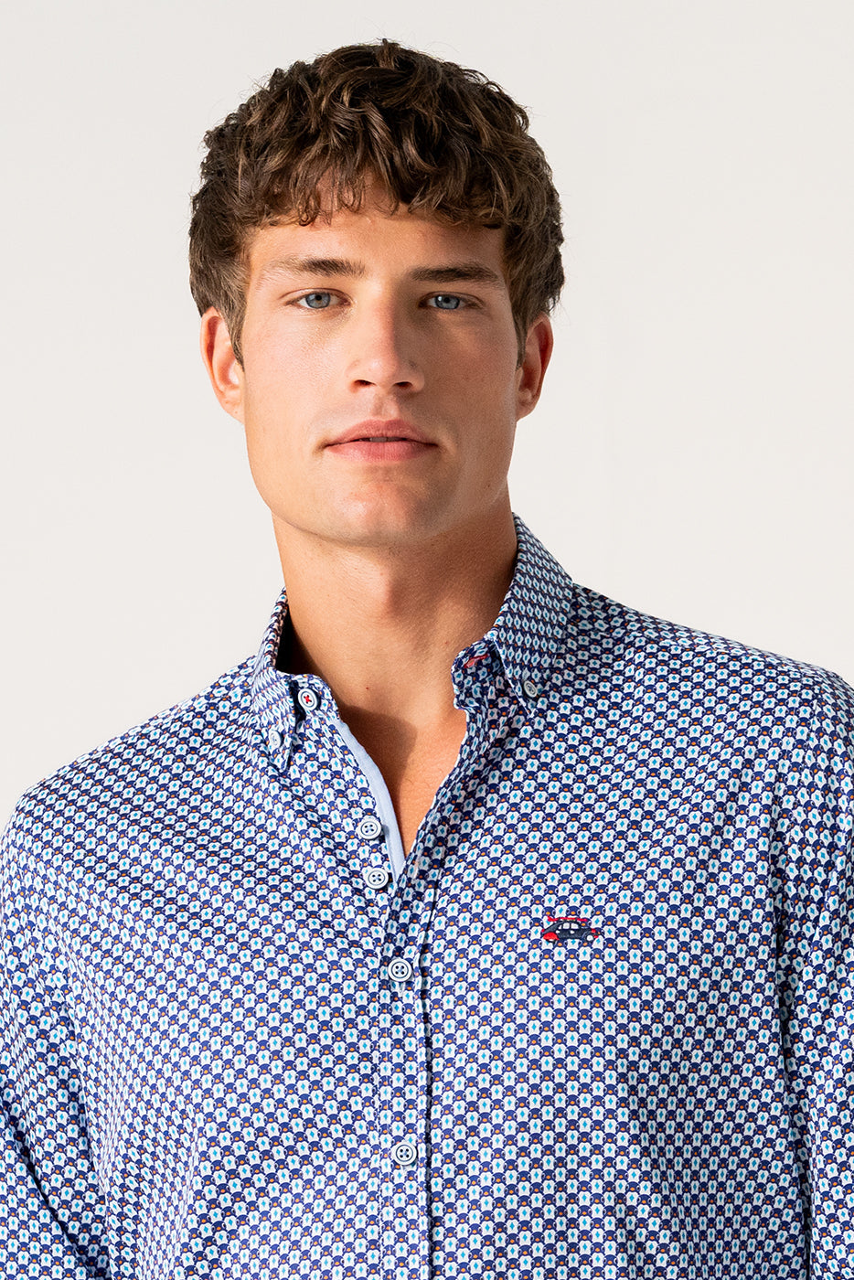 Camisa hombre estampado de pingüinos azules