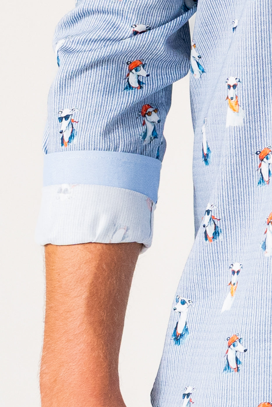 Camisa slim fit estampado perros fondo azul