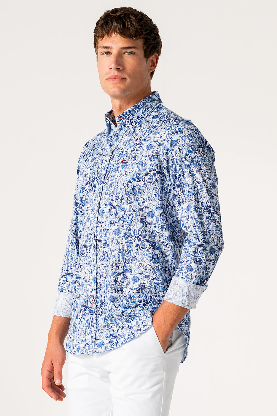 Camisa hombre slim fit estampado viñetas azules