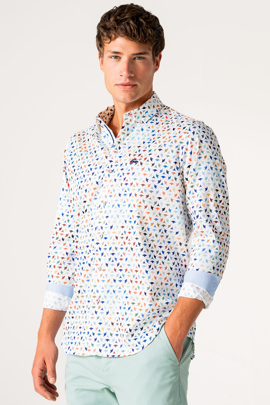 Camisa estampado multicolor en fondo blanco 