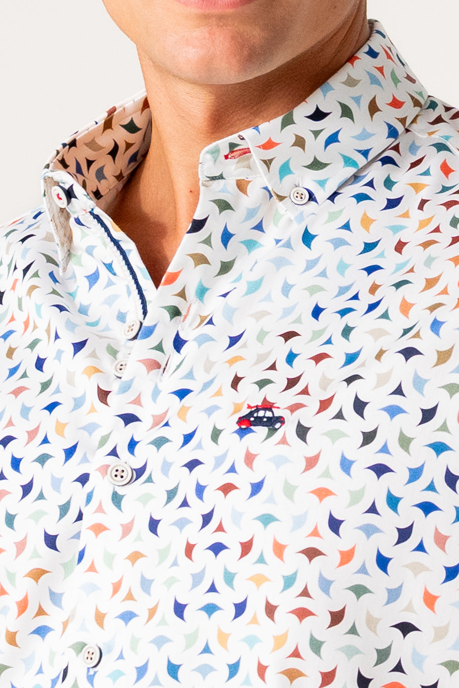 Camisa estampado multicolor en fondo blanco 