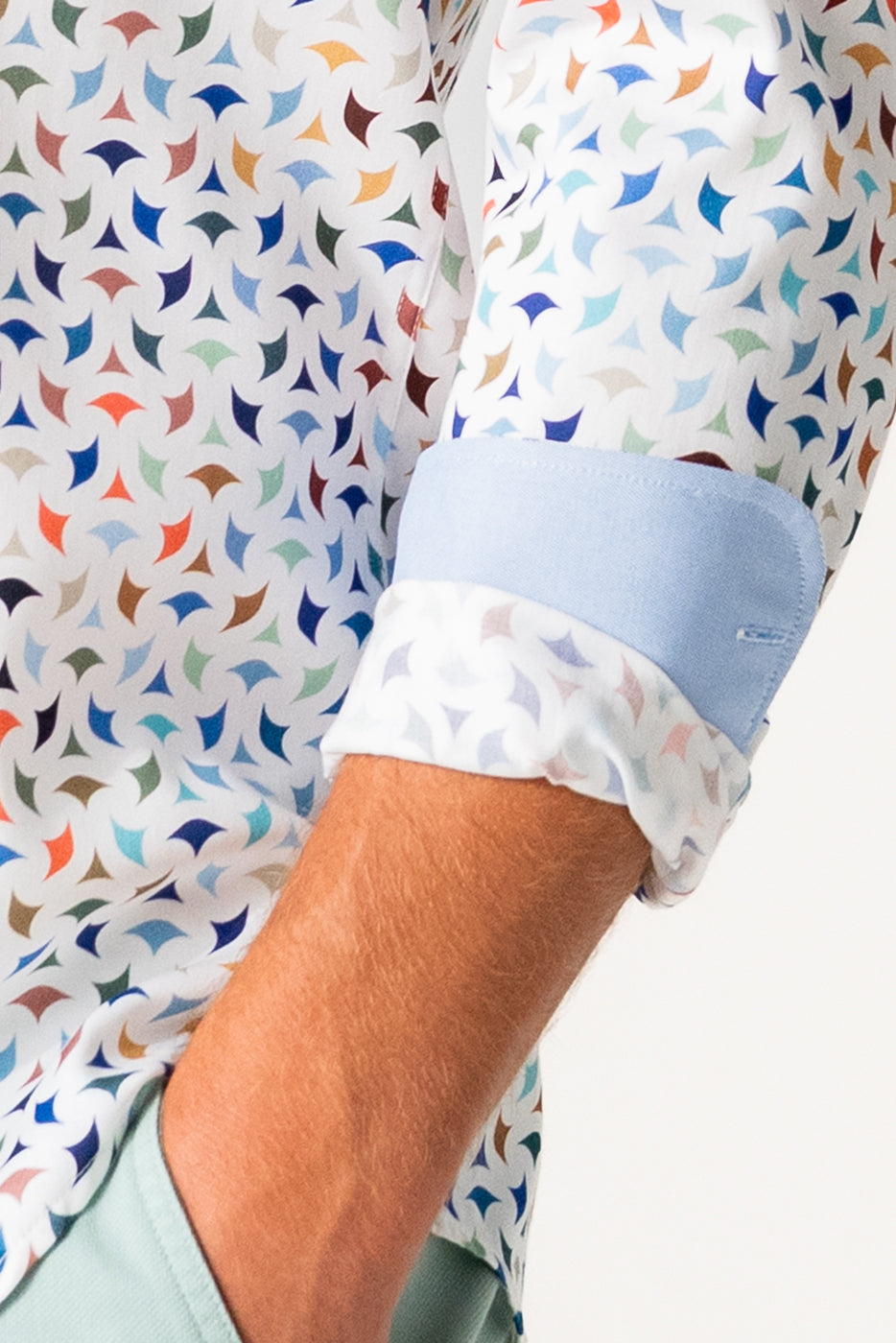 Camisa estampado multicolor en fondo blanco 