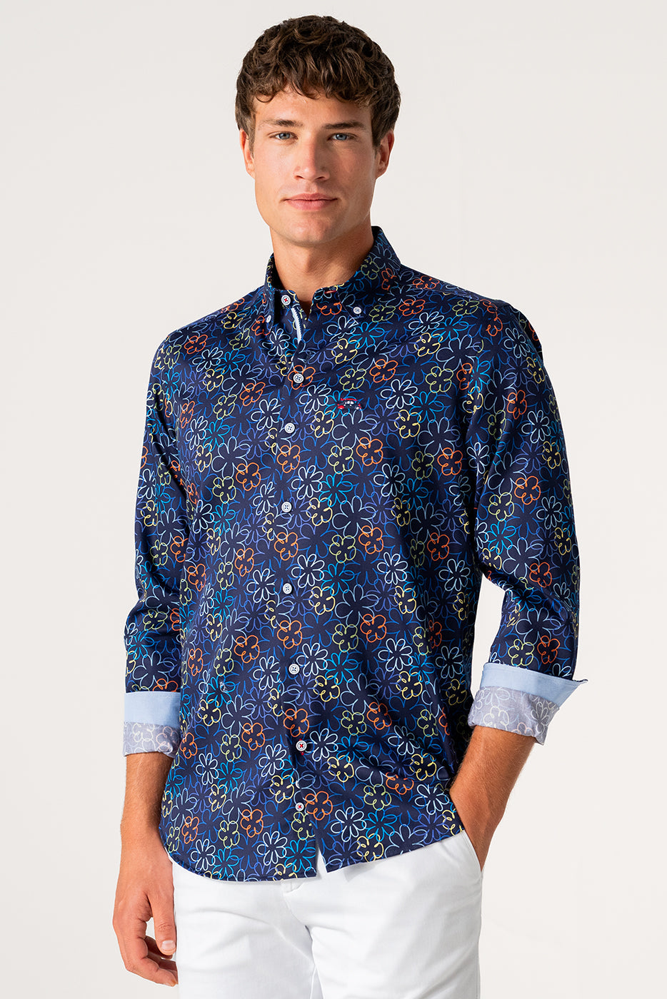 Camisa estampado flores colores en fondo marino 