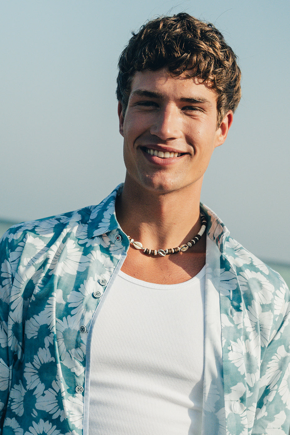 Camisa hombre estampado flores fondo azul 