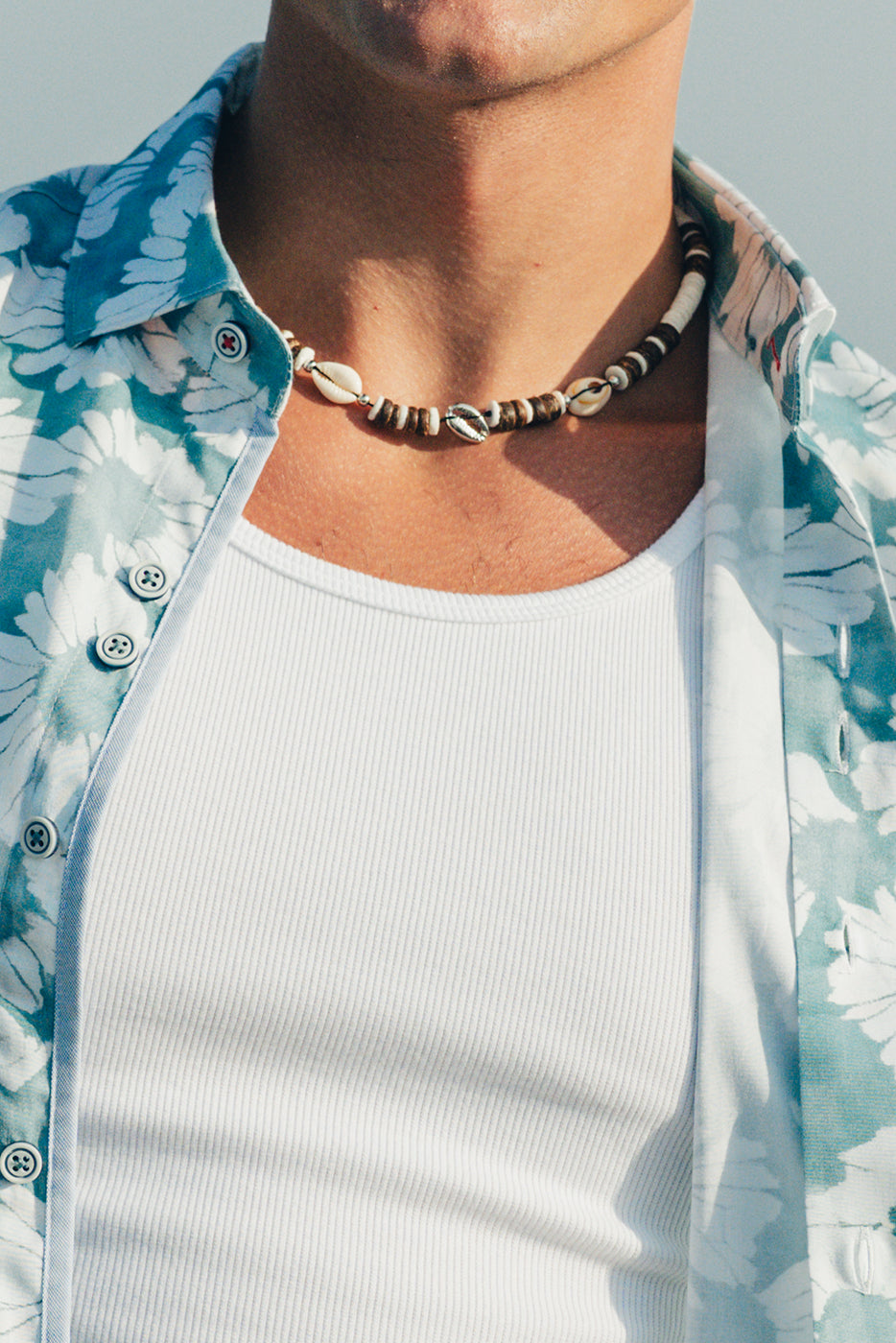 Camisa hombre estampado flores fondo azul 