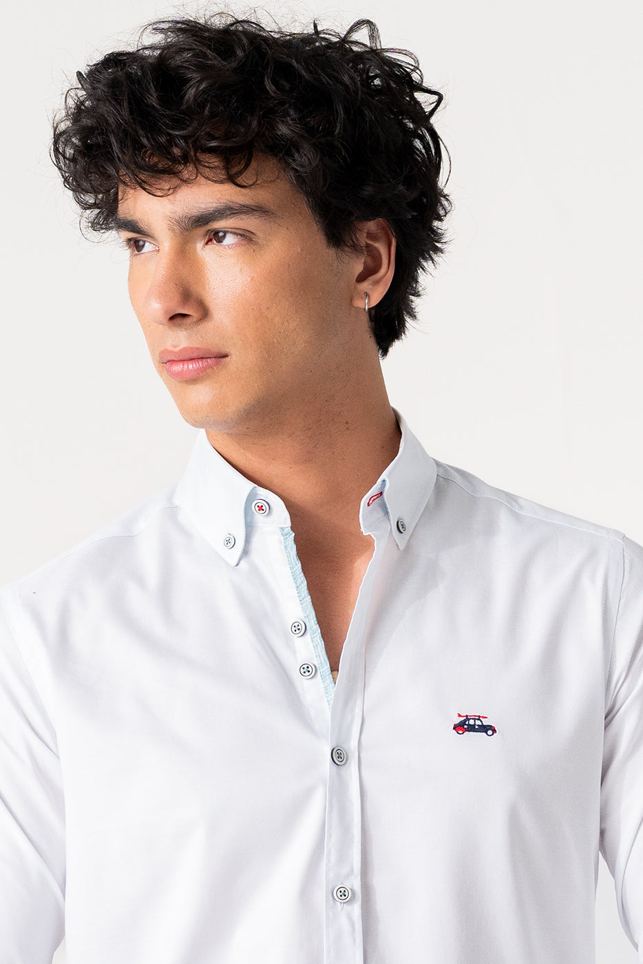 Camisa slim fit hombre blanca con codera especial 