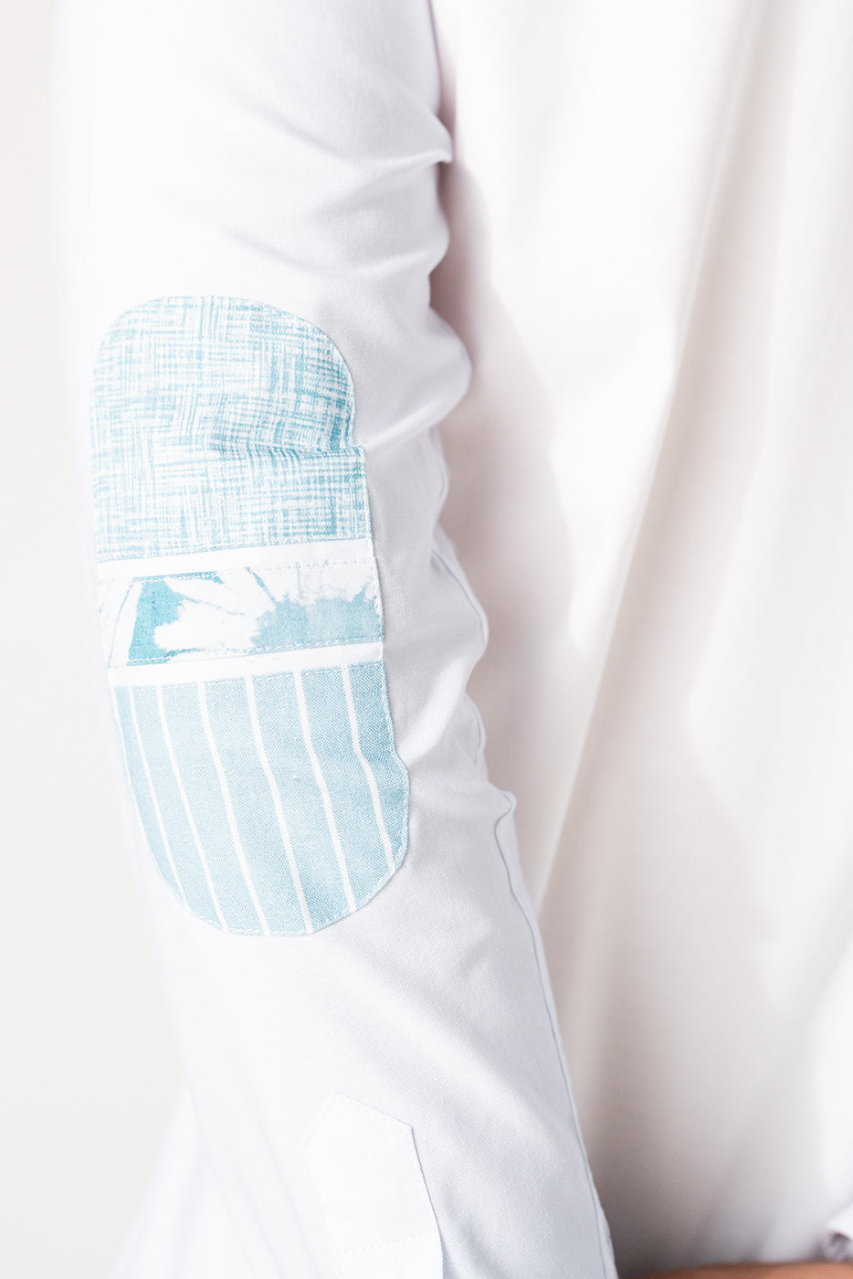 Camisa slim fit hombre blanca con codera especial 