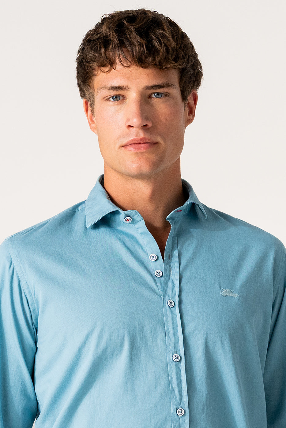 Camisa hombre tintura lisa en azul 