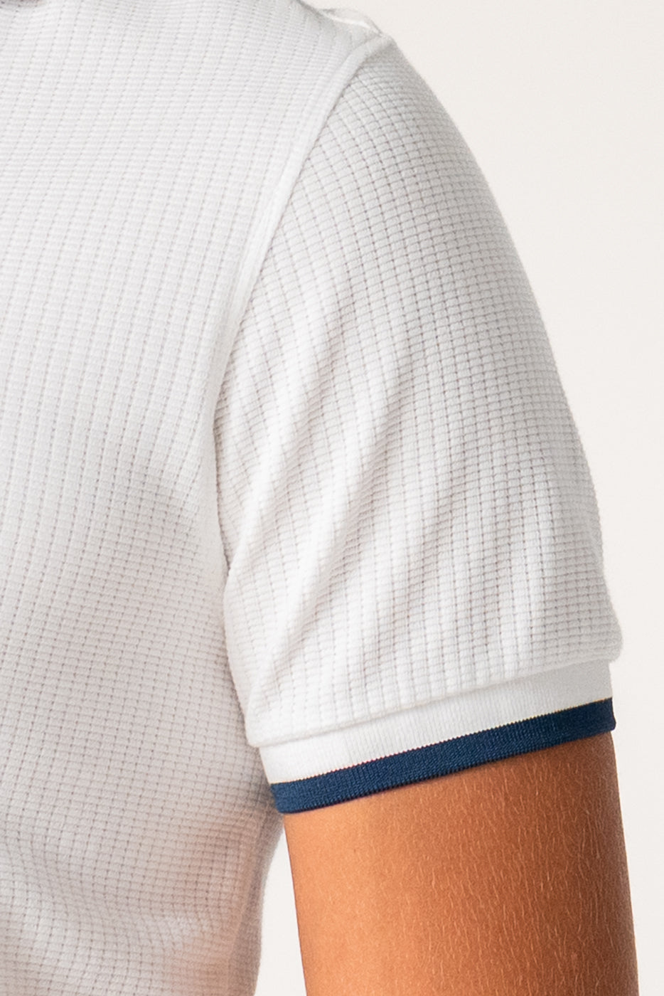 Polo blanco hombre con detalle cuello y manga