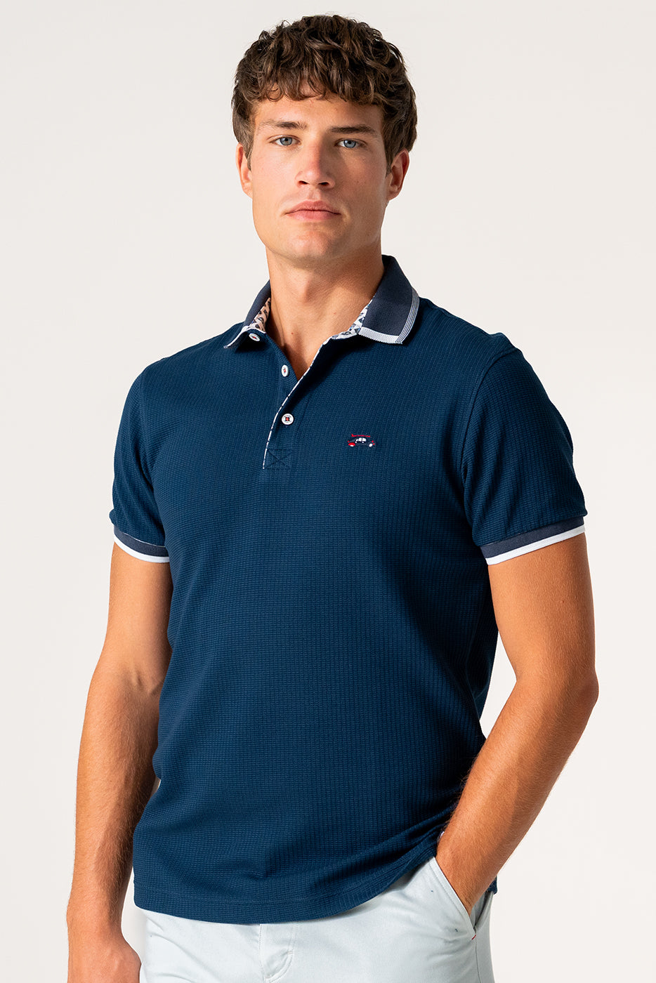 Polo hombre marino con detalles en blanco