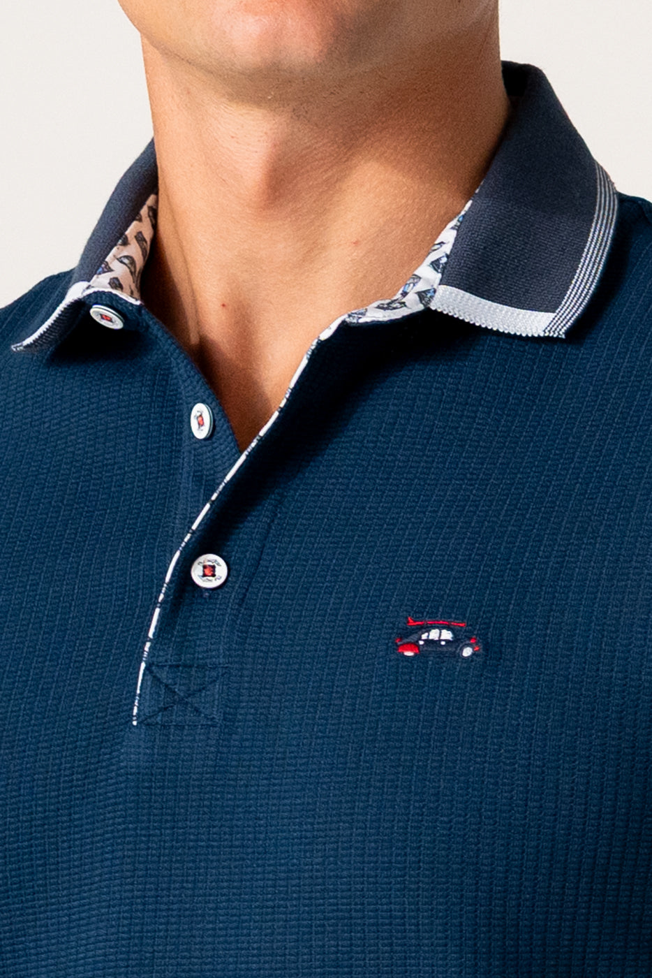 Polo hombre marino con detalles en blanco