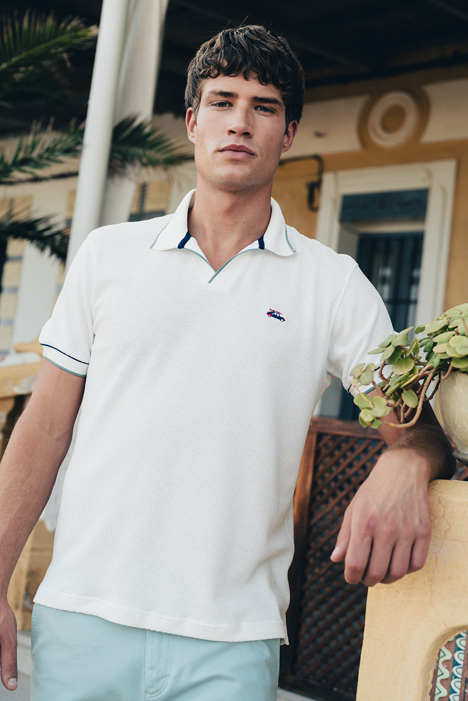 Polo hombre blanco con cuello abierto sin botones