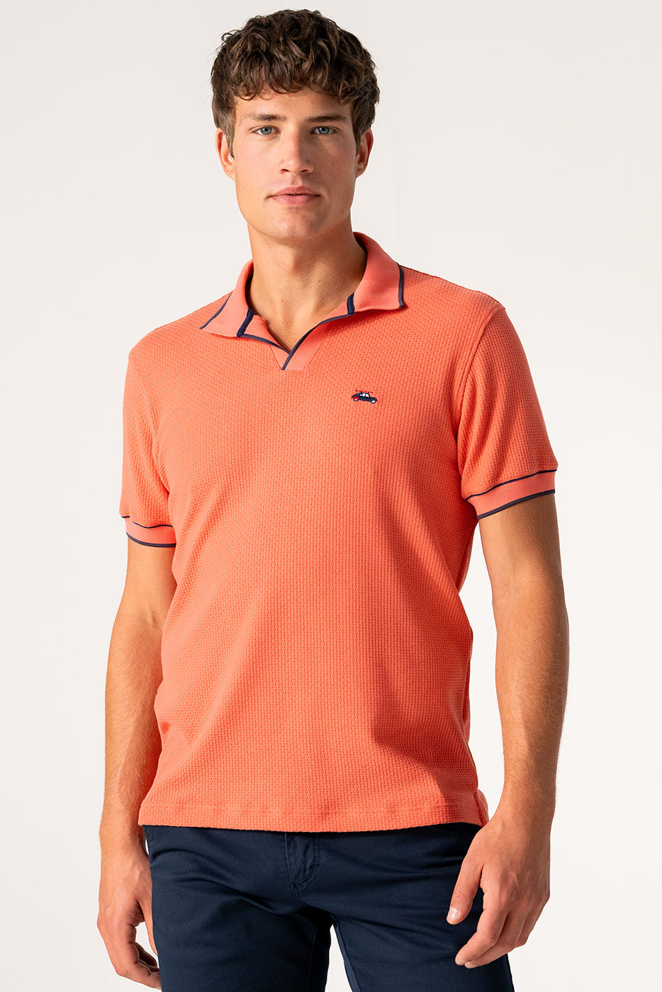 Polo coral hombre con cuello abierto sin botones