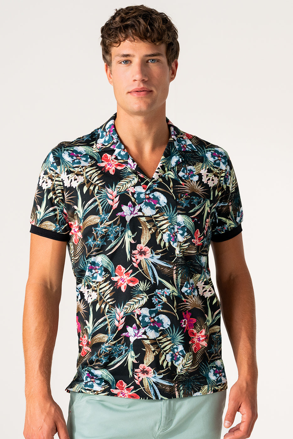 Polo estampado flores hombre con cuello bowling