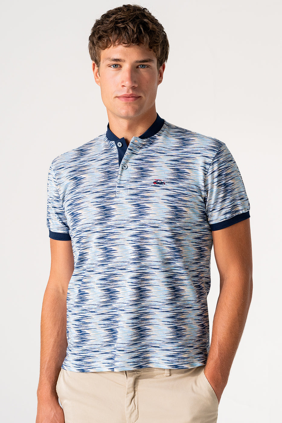 Polo cuello mao piqué con estampado en tonos azules