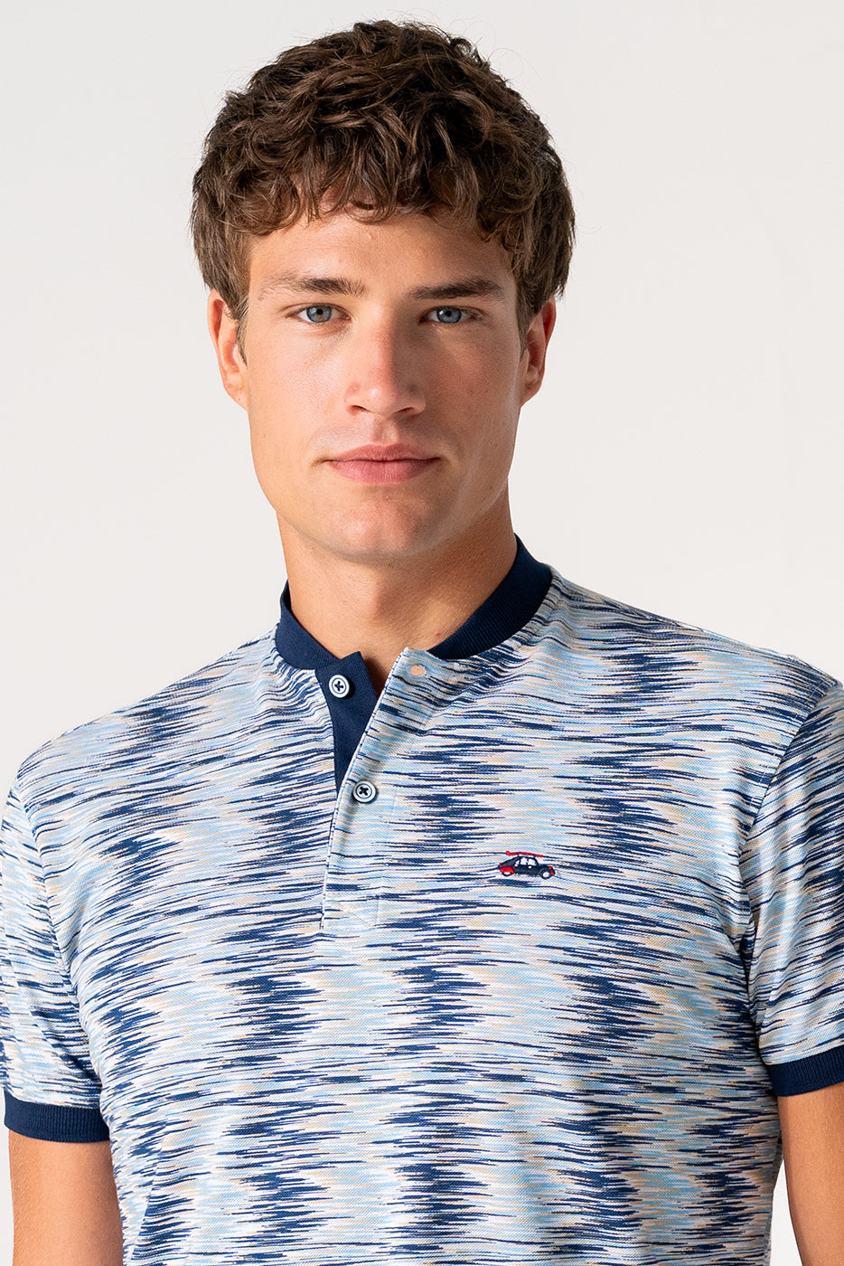 Polo cuello mao piqué con estampado en tonos azules