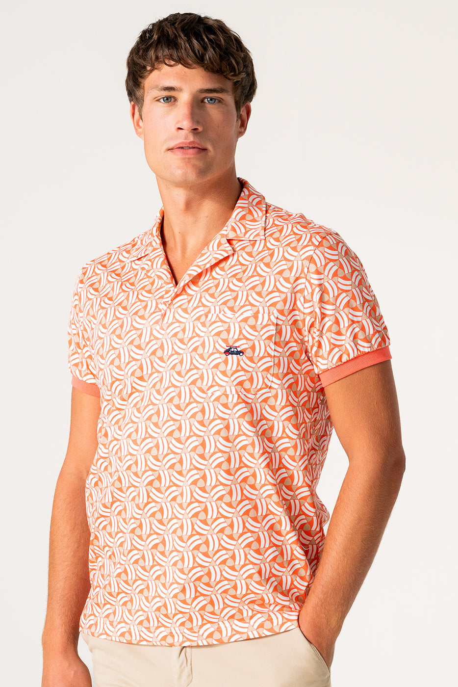 Polo cuello bowling con estampado geométrico naranja