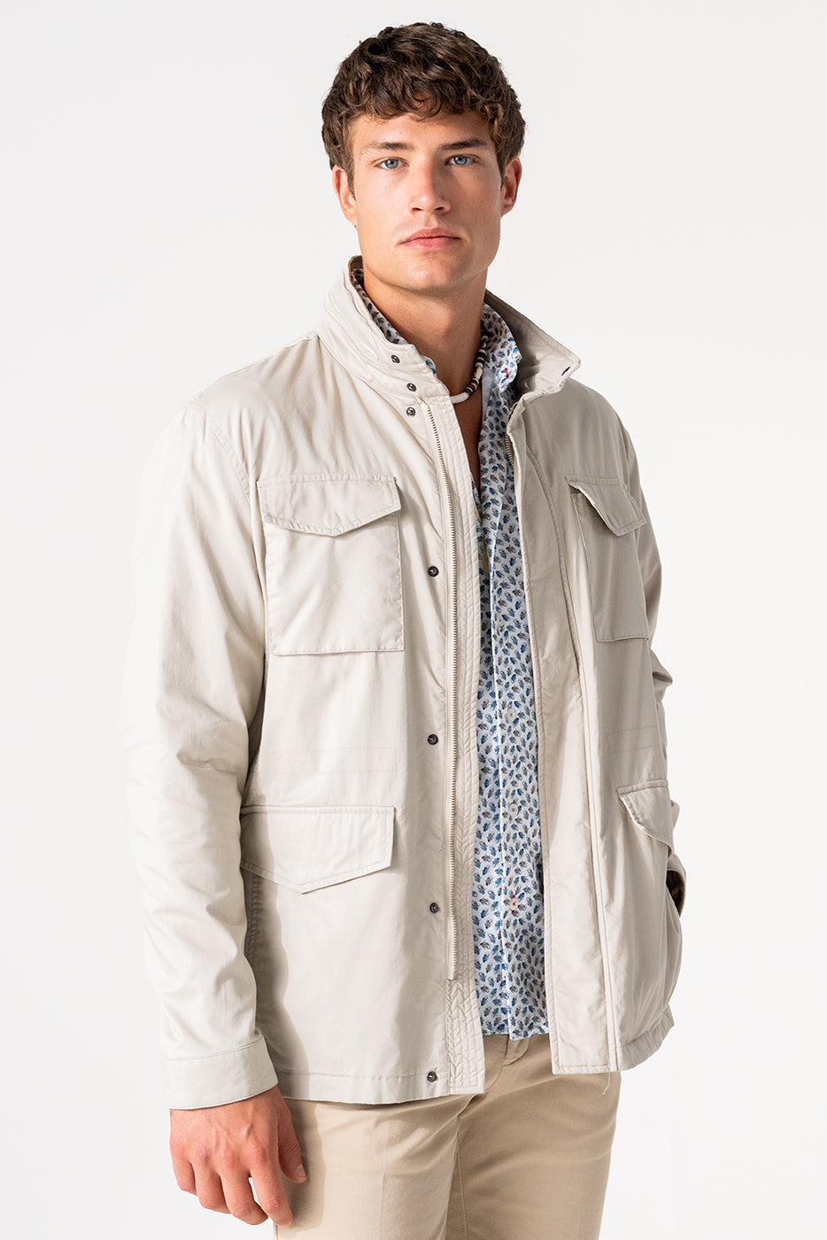 Chaqueta estilo sahariana con bolsillos grandes en color beige