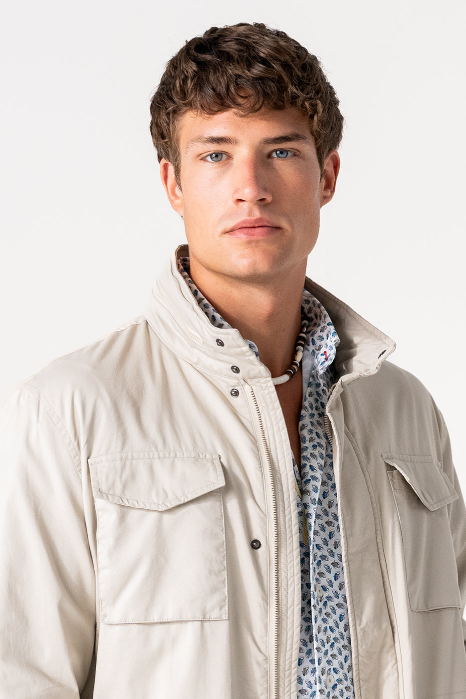 Chaqueta estilo sahariana con bolsillos grandes en color beige