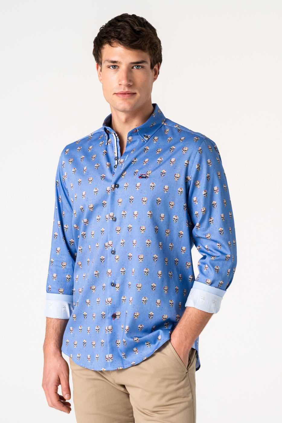 Camisa azul motivos calaveras y flores hombre