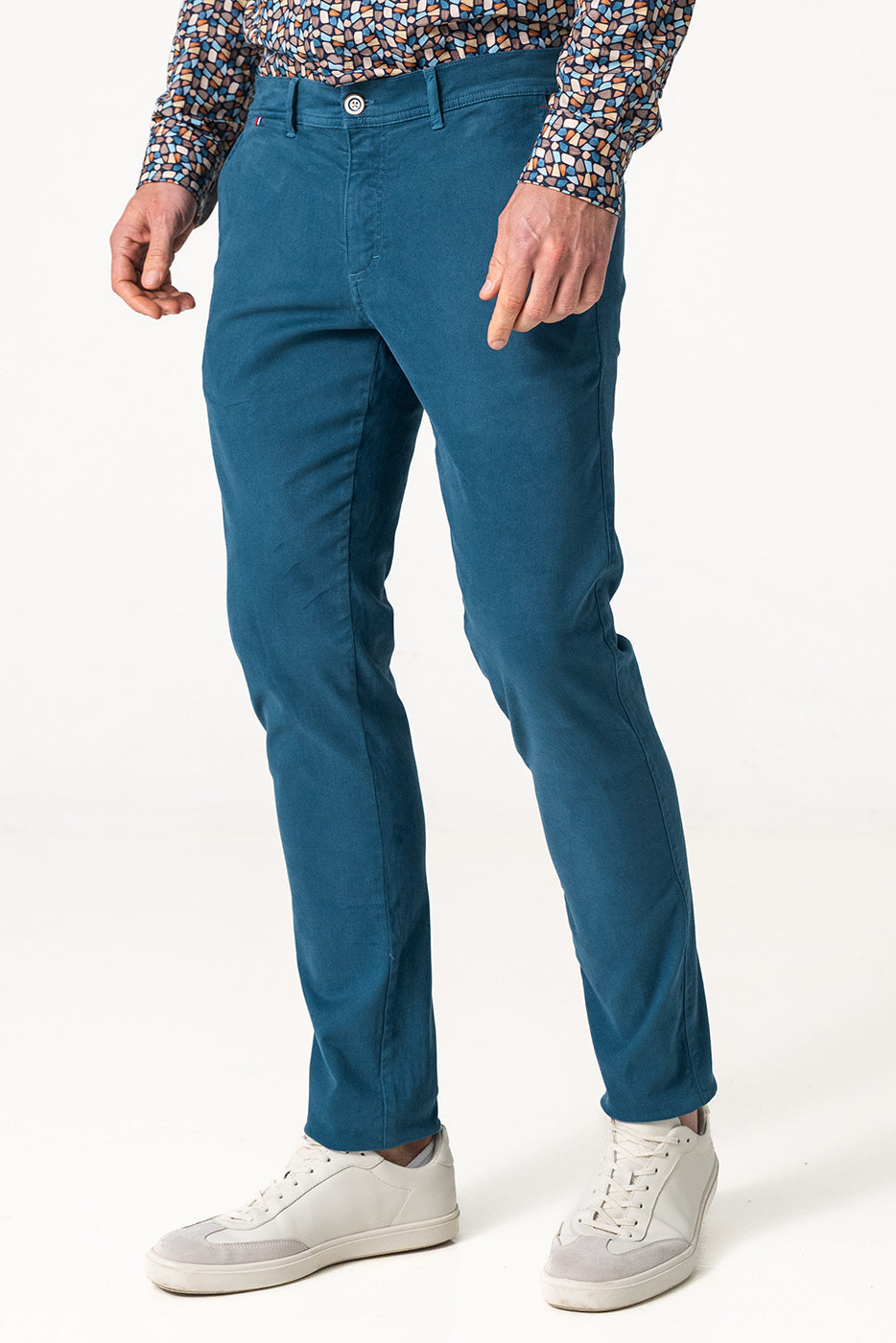Pantalón chino hombre en azul